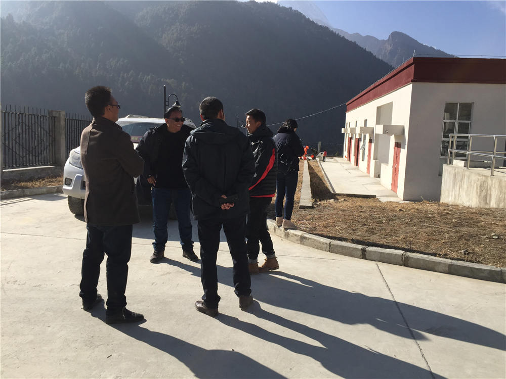 日喀則市環(huán)保督導(dǎo)組蒞臨吉隆縣污水處理廠檢查并指導(dǎo)工作，我吉隆縣環(huán)保局局長(zhǎng)和分管縣長(zhǎng)熊等領(lǐng)導(dǎo)陪同